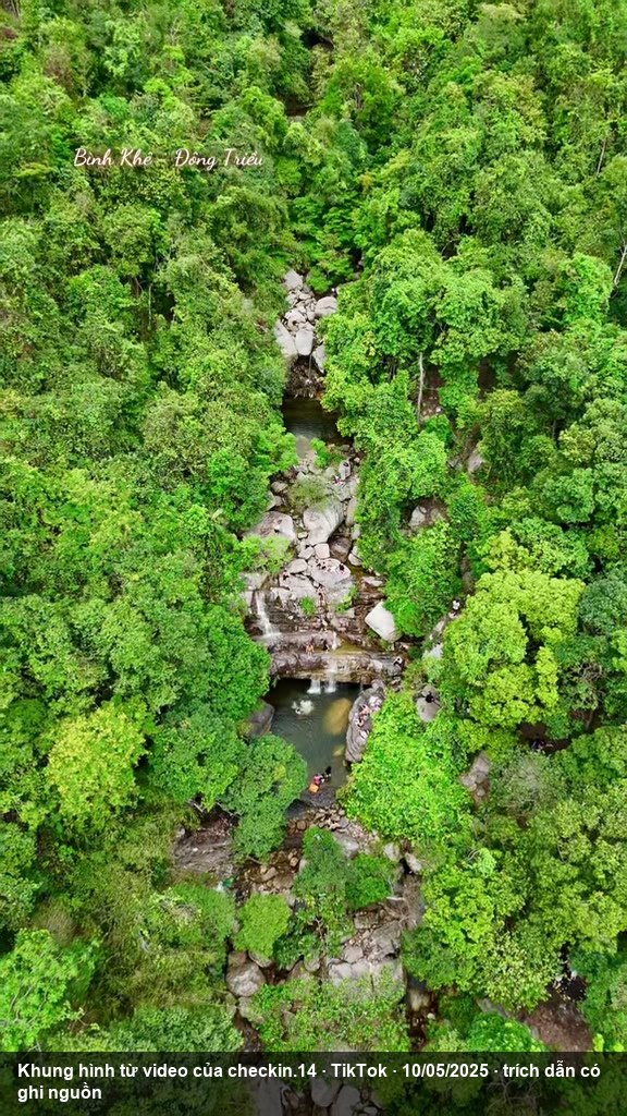 Toàn cảnh dòng thác nhìn từ flycam, có người tắm ở vũng tầng 1 (checkin.14, TikTok, 10/05/2025, mốc 14 giây)